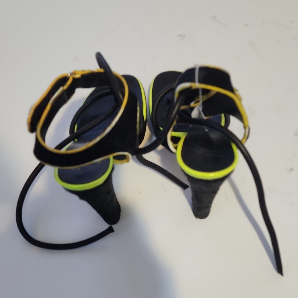 Elegant Black and Yellow Strappy Heels - Picture 3 of 6